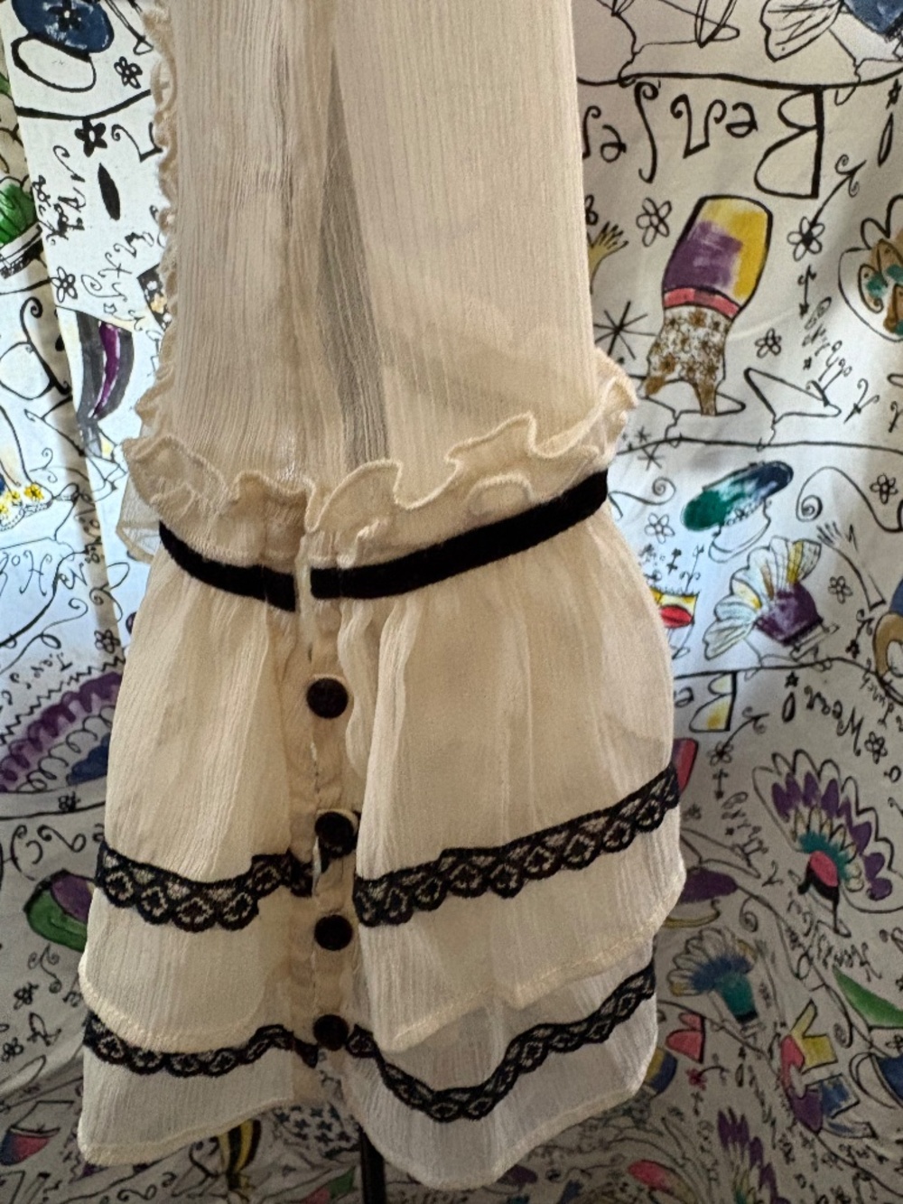 Couope 100% poly sheer lace trimmed ruffled blouse. - Picture 6 of 6